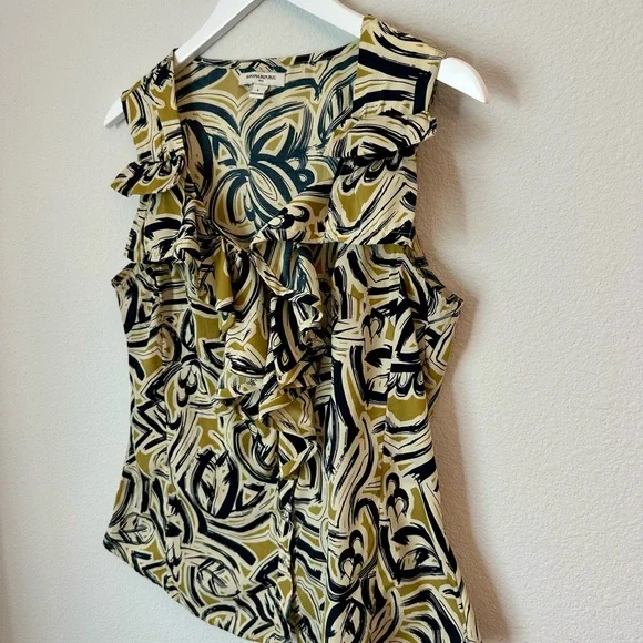☀️ BANANA REPUBLIC Ruffle Sleeveless Blouse - Picture 1 of 8